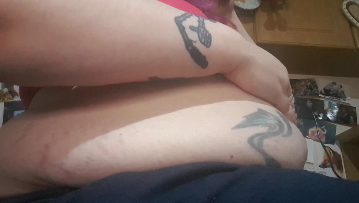GurgleGoddess's tweet photo. I posted a 12 minute hungry (and gassy) belly noise video to Patreon today 😳 https://t.co/BrtK4xFOhF ♥️ #stomachnoises #bellynoises #tummynoises #hungrytummy #stomachrumbles #rumblingstomach #hungergrowls #hungerrumbles #gassybelly #emptybelly https://t.co/MpBJnGfB1b