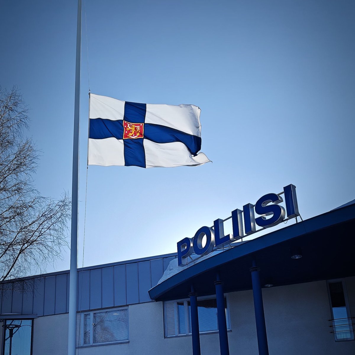 poliisilauri's tweet photo. Suruliputus Haukiputaan poliisiasemalla Viertolan kouluampumisen johdosta. 🇫🇮 🕯

#poliisi #OulunPoliisi #SuruLiputus 

Kuva: Jorma Leskelä https://t.co/kc9nw80CFX