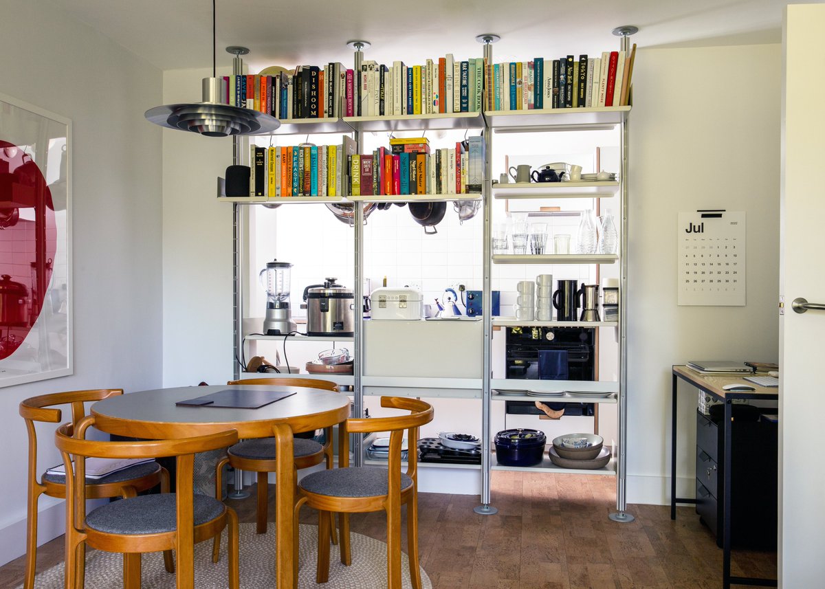 The great divide A floor-to-ceiling compressed ⁠⁠606 system forming a clever kitchen/diner room-divider – with a mix of single and double-sided shelving – in a London flat belonging to #vitsoe customer Tom Watts. Discover more clever 606 systems at: vitsoe.com/606g