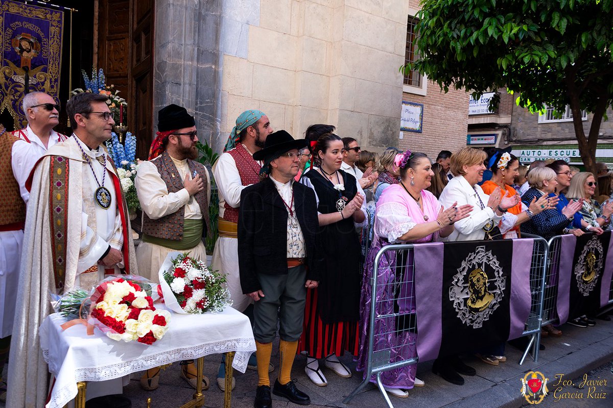 se le realizó una ofrenda de claveles rojos y blancos que fueron depositados a los pies de la Virgen de la Fuensanta a manos de nuestro vocal de Juventud

#DolorosaSanLorenzo 
#VirgendelosDolores
#SanLorenzo
#GloriasMurcia
#Salzillo
#Murcia