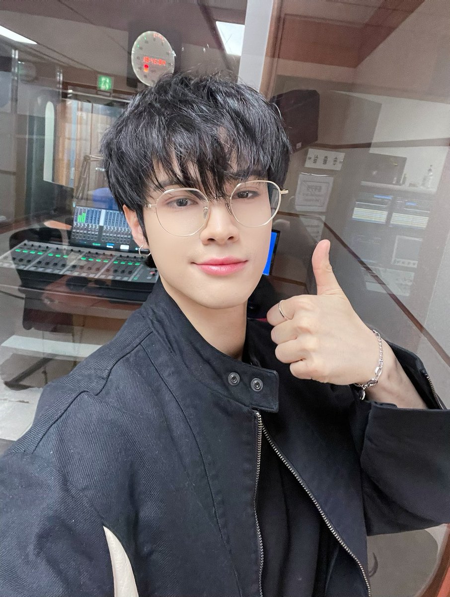 jchang63's tweet photo. 📻

잠시 후, 20:00(KST)
Arirang Radio
Radio’n Us(라디온어스)에
Special DJ ✨
제이창이 출연합니다!

🔗: https://t.co/J0t765qOKv

#라디온어스
#JayChang #제이창 https://t.co/MneKFsxU8O