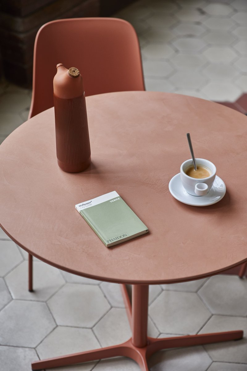 Déjanos inspirarte con BISTRÓ, una serie de mesas para restauración diseñada por Josep Lluscà para esPattio con @Dekton Umber. Una fusión perfecta que pone en valor las prestaciones de nuestra superficie para exteriores con un diseño espectacular. #CosentinoWe