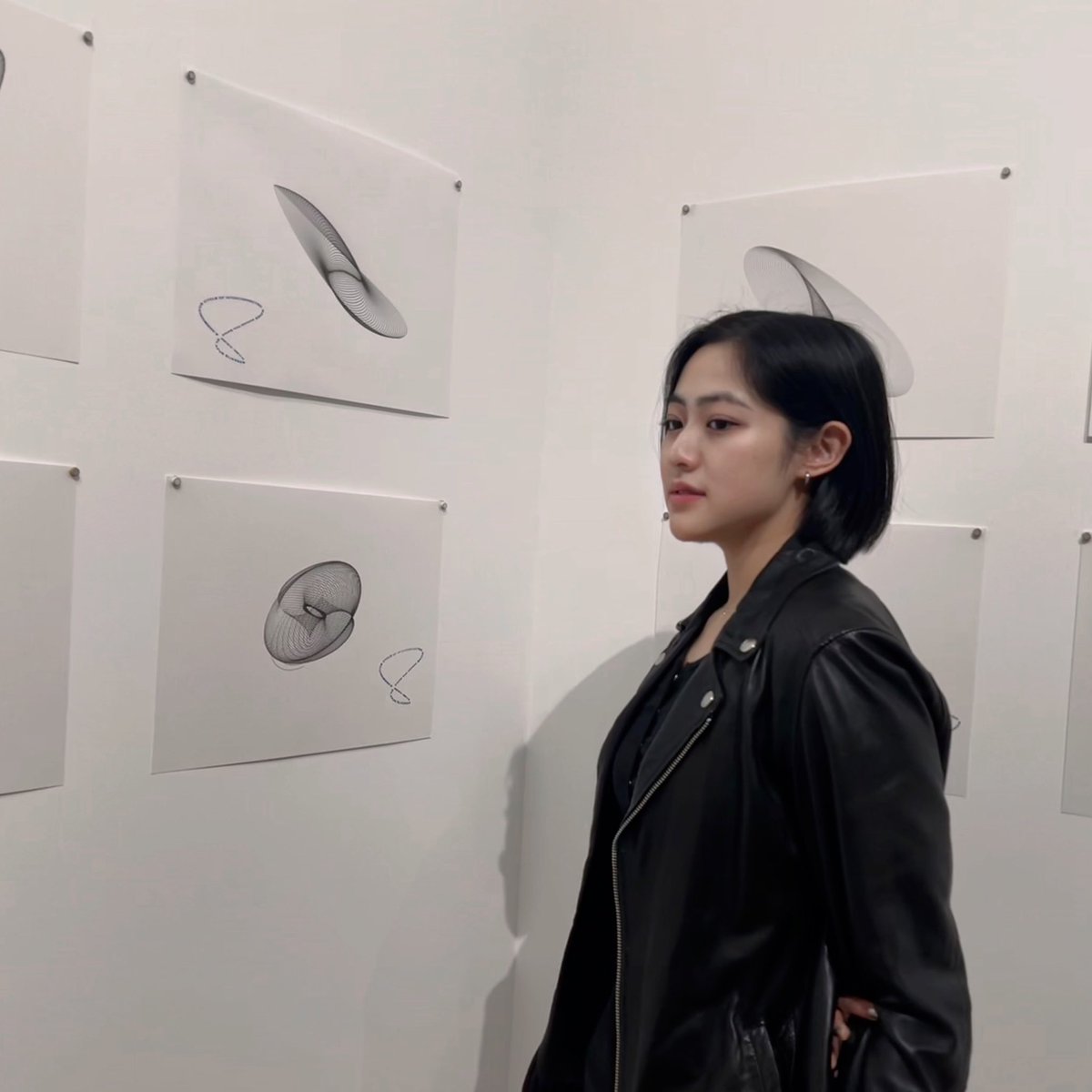 sa_sha3_'s tweet photo. 今日もお疲れ様です！！

美術館でのショット！行きたい展示多すぎるよ…🥲 24年度もよろしくね！ https://t.co/eppEYvvZSd