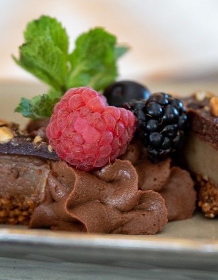 CHOCOLADEMOUSSE 🍫
Vandaag zetten wij onze chocolademousse in het zonnetje, het is vandaag namelijk  Chocolademoussedag. Wij maken onze chocolademousse al jaren zelf, wil jij het nou ook eens proberen te maken? Stuur ons een DM en we delen graag ons recept!