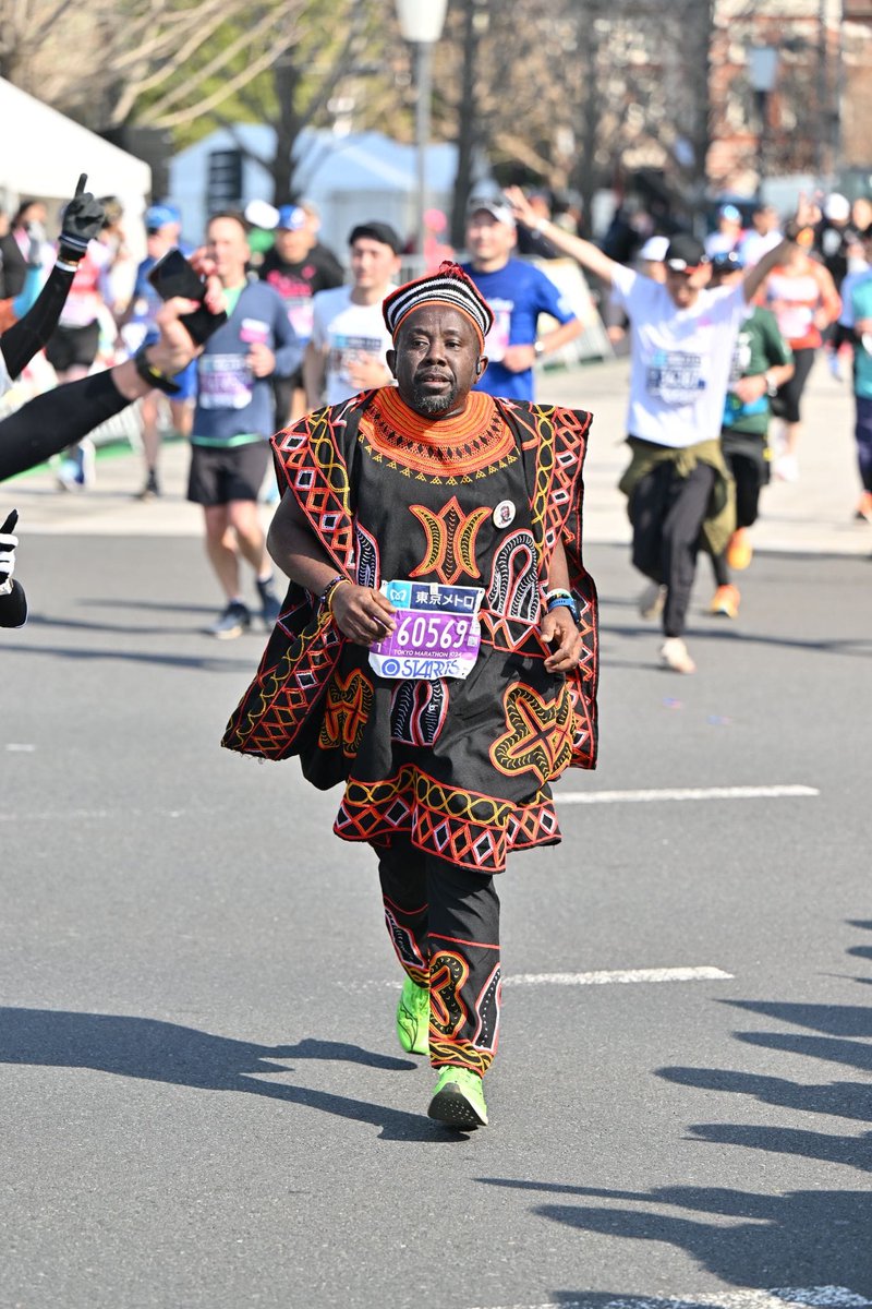 TheCameroonianZ's tweet photo. Le #Camerounais Afowiri Kizito Fondzenyuy entre dans le Guinness World Records...

Il a récemment remporté le prix pour avoir couru en tenue traditionnelle #Toghu - afin de collecter des fonds pour des causes de développement communautaire #Cameroon. https://t.co/MZhdQySge5