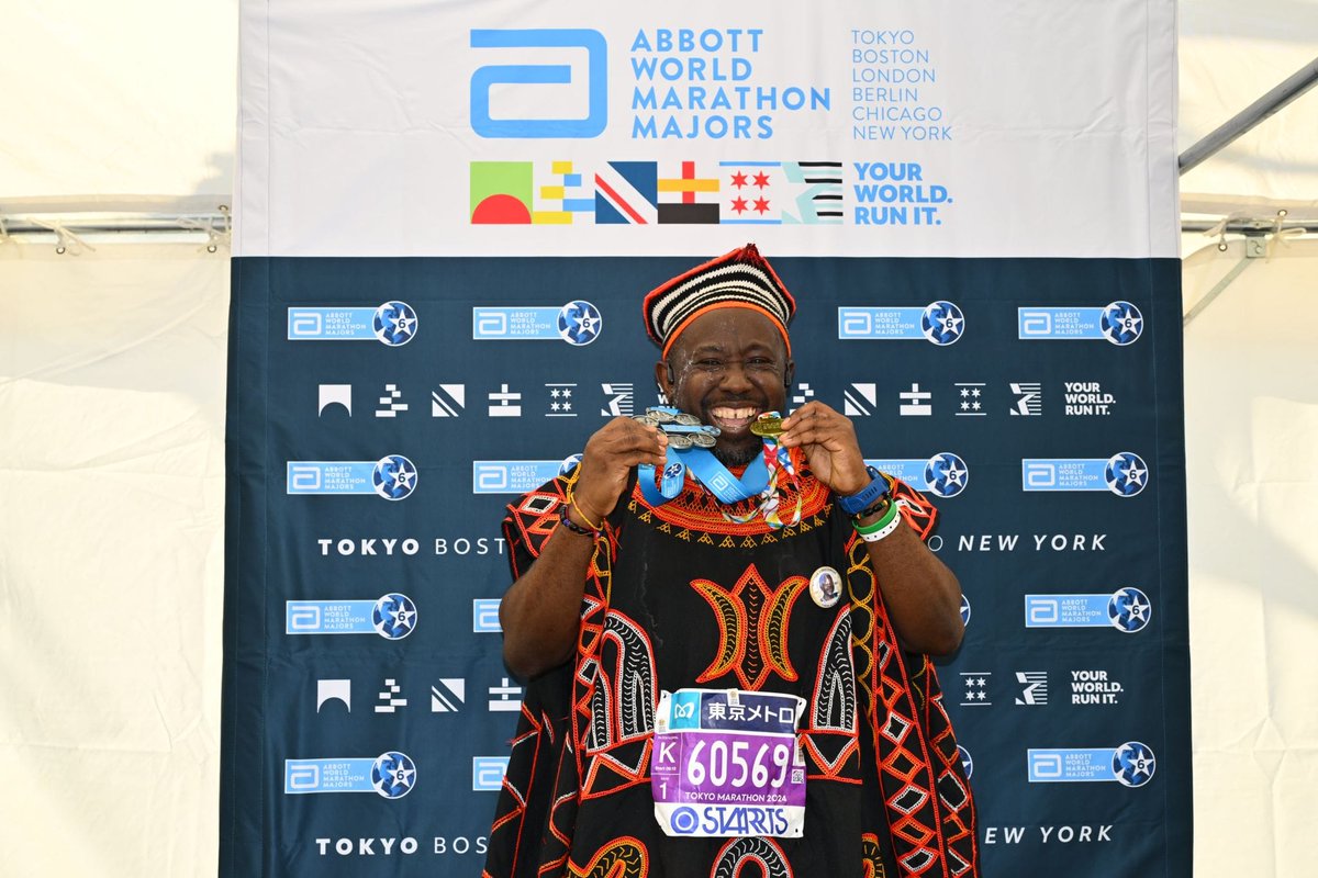 Le #Camerounais Afowiri Kizito Fondzenyuy entre dans le Guinness World Records...

Il a récemment remporté le prix pour avoir couru en tenue traditionnelle #Toghu - afin de collecter des fonds pour des causes de développement communautaire #Cameroon.