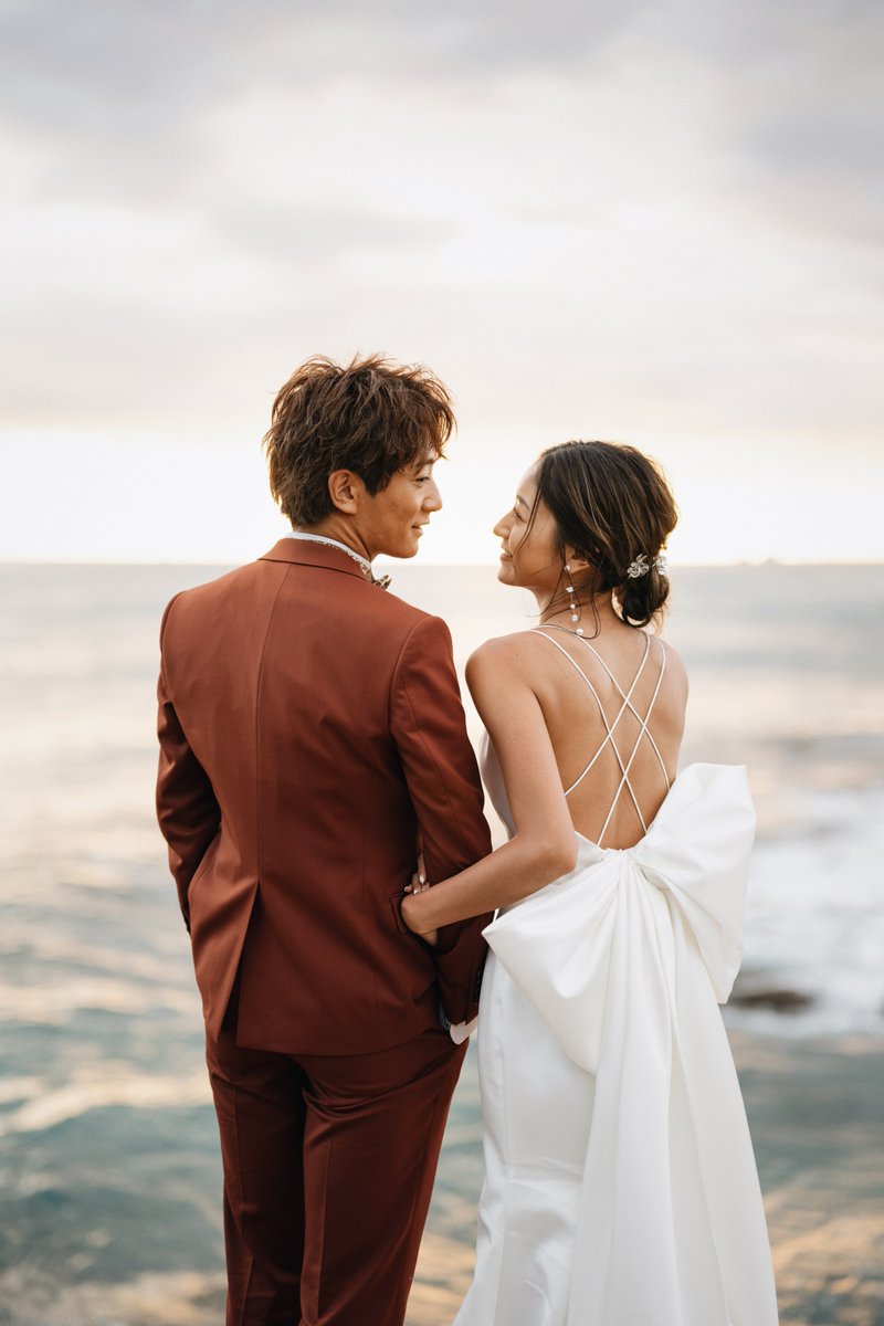 結婚して1年5ヶ月が経ち、
ハワイで結婚式を
挙げることができました🌺

大好きな家族と友達たちも
わざわざハワイまで来てくれて
みんなでめちゃくちゃ泣いて笑って
最高の1日になりました💍

去年の夏から何度も打ち合わせしてて
内装とかブーケのデザインも
オーダーしてたより遥かに可愛くて💐