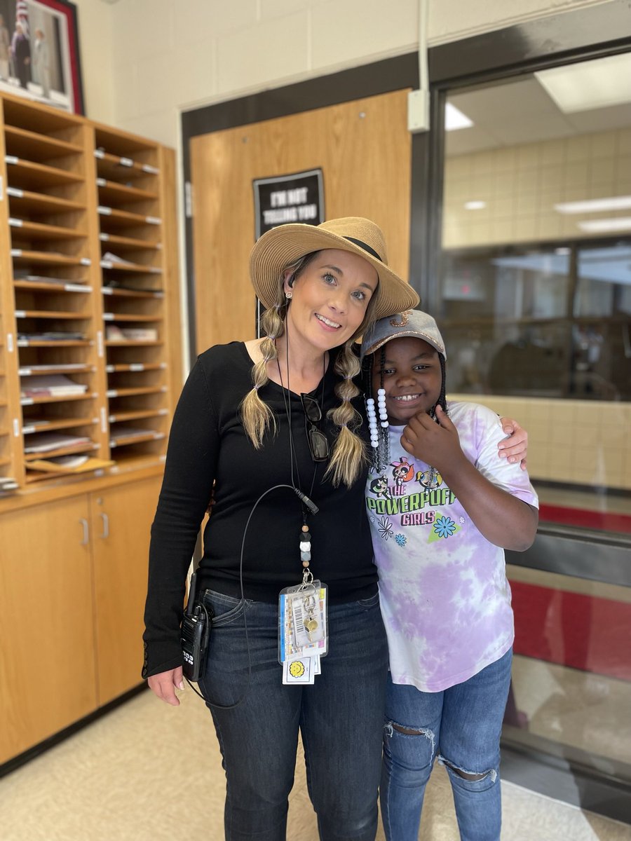muellerusd259's tweet photo. This week is National Assistant Principal week and Mueller has the absolute best!! We are so lucky to have the amazing Mrs. Stan holding it down at Mueller! Thank you for everything you do for our staff and students Mrs. Stan! #wpsproud #dreambelieveachieve https://t.co/hZ2ruFeUmN