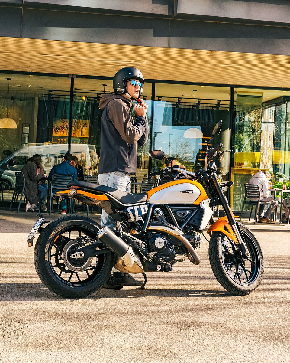 Infuse the streets of your cities with a touch of style! 🤙 #DucatiScrambler #Icon