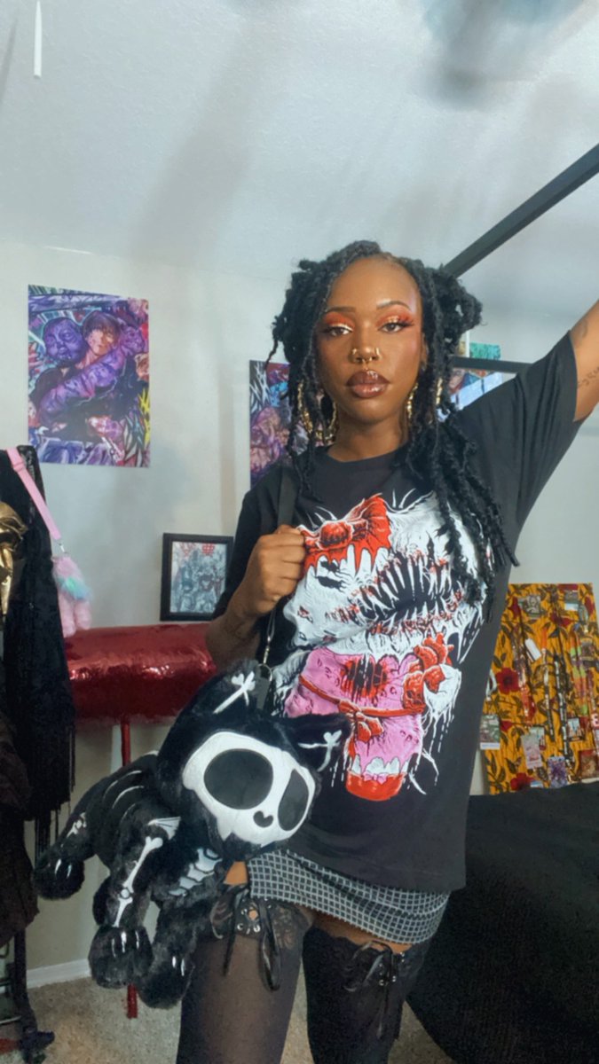 VampireFreaks's tweet photo. We love this pic of the incredible @celestialcj_cosplay in our Hell Kitty T-shirt with our Skelekitty Purse!
#VampireFreaks #Gothic #AltFashion #AlternativeStyle #HellKitty #GothPurse https://t.co/lM7Ns6qe44