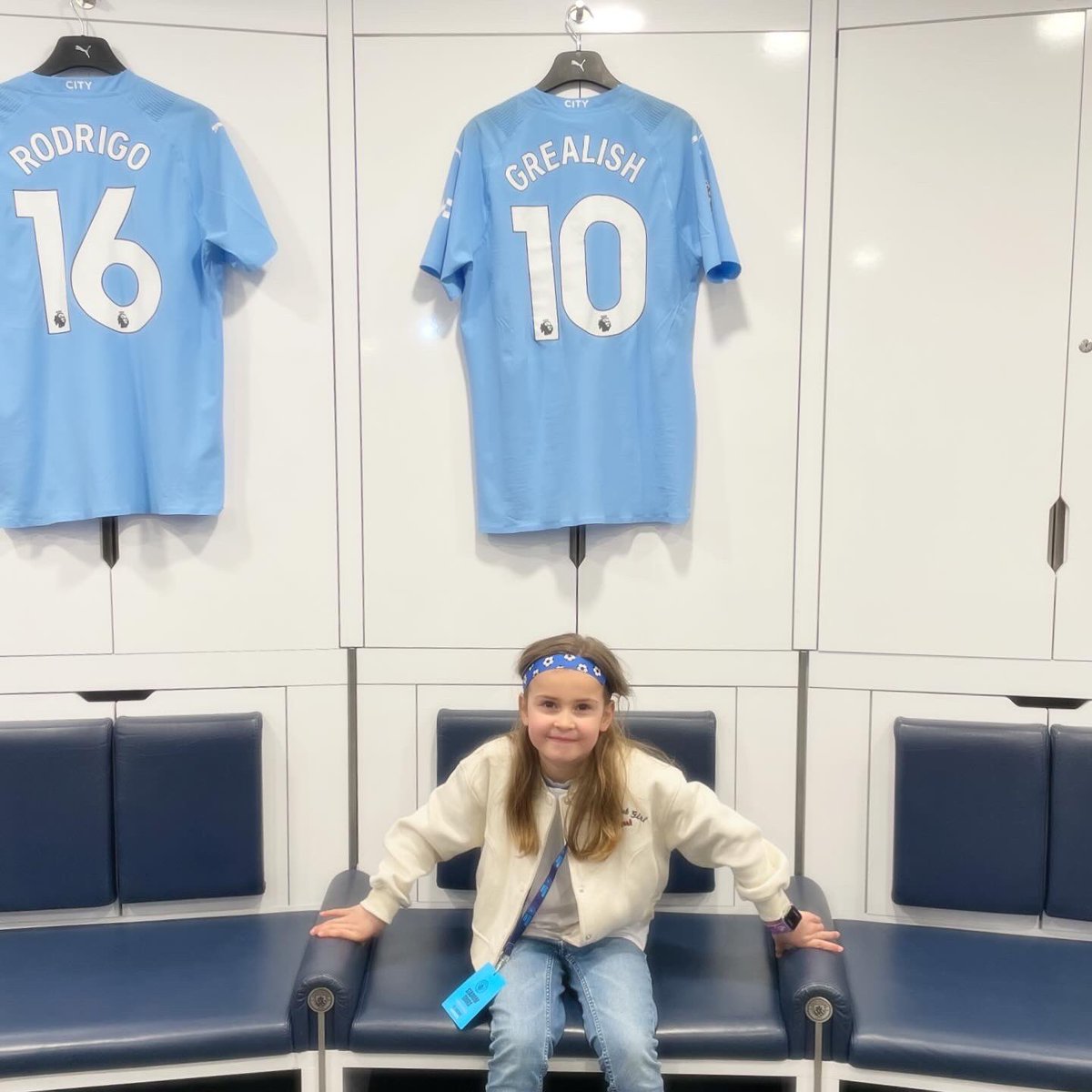mattdruryarch's tweet photo. A birthday treat to (almost) meet two of her England heroes. 

@ManCity @JackGrealish @PhilFoden https://t.co/hFV7AP6g24
