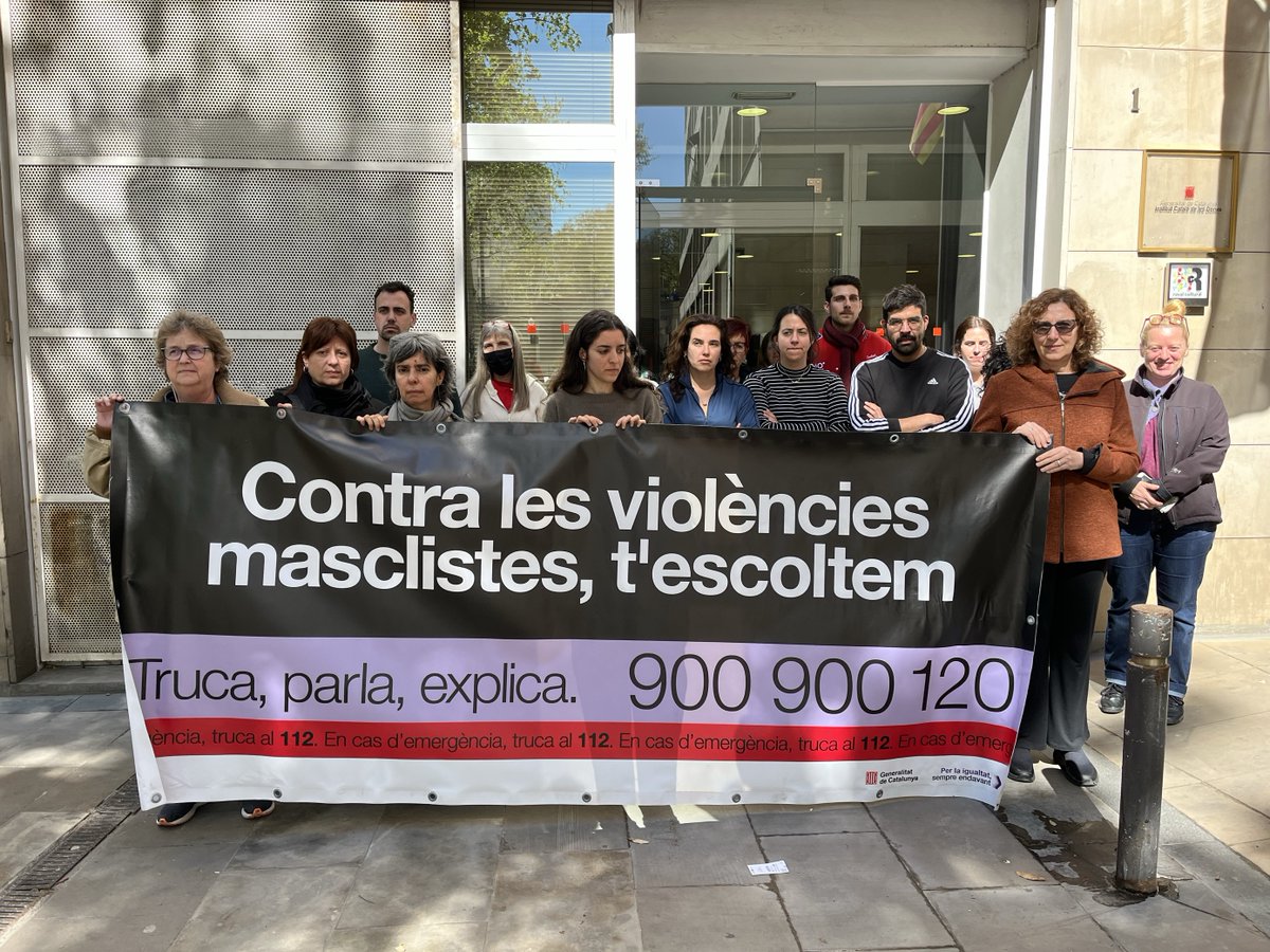 Minut de silenci a les portes de l'Institut Català de les Dones per l'últim feminicidi confirmat a Catalunya, que suposa la sisena víctima per violència masclista l'any 2024. Va tenir lloc a Amposta. #NiUnaMenys
