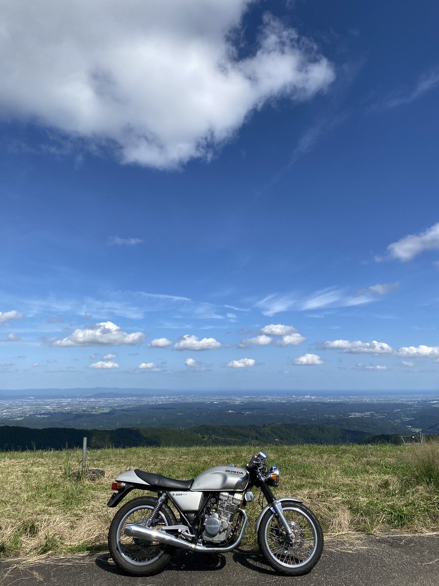 gozigenplug's tweet photo. 年齢：24
性別：男
身長：池田エライザに負けてる
車種：GB250
住み：大阪
好き：バイク　ゲーム　ご飯

 #バイク好きと繋がりたい
#バイク乗りと繋がりたい
#大阪　#カフェレーサー
#マンモスの踊り食い
引っ越してきたので https://t.co/Egek8B6qMY