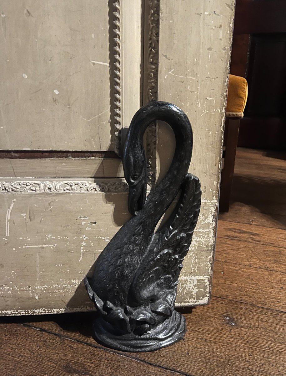 New blog post from AHCP students – the Tabley House interns materials group 🦢 ‘The Bleeding Swans of Tabley House’ bitly.ws/3hkzQ “Noticing this bleeding swan as you walk through Tabley House is unavoidable...' #ArtHistory #StudentWriting #blog #UoM @TableyHouse