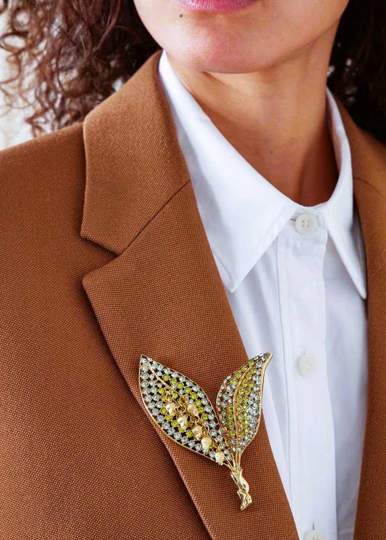 Radiant Elegance: Lily of the Valley Gold-Tone Crystal Brooch 
#OscarDeLaRenta #LilyOfTheValley #TimelessElegance #7feet #reactions #react #brooches #brooch #jewelry #jewerlyusa #jewellery #jewelrydesigner #jewels #jewelers #jewelrydesign #BroochElegance