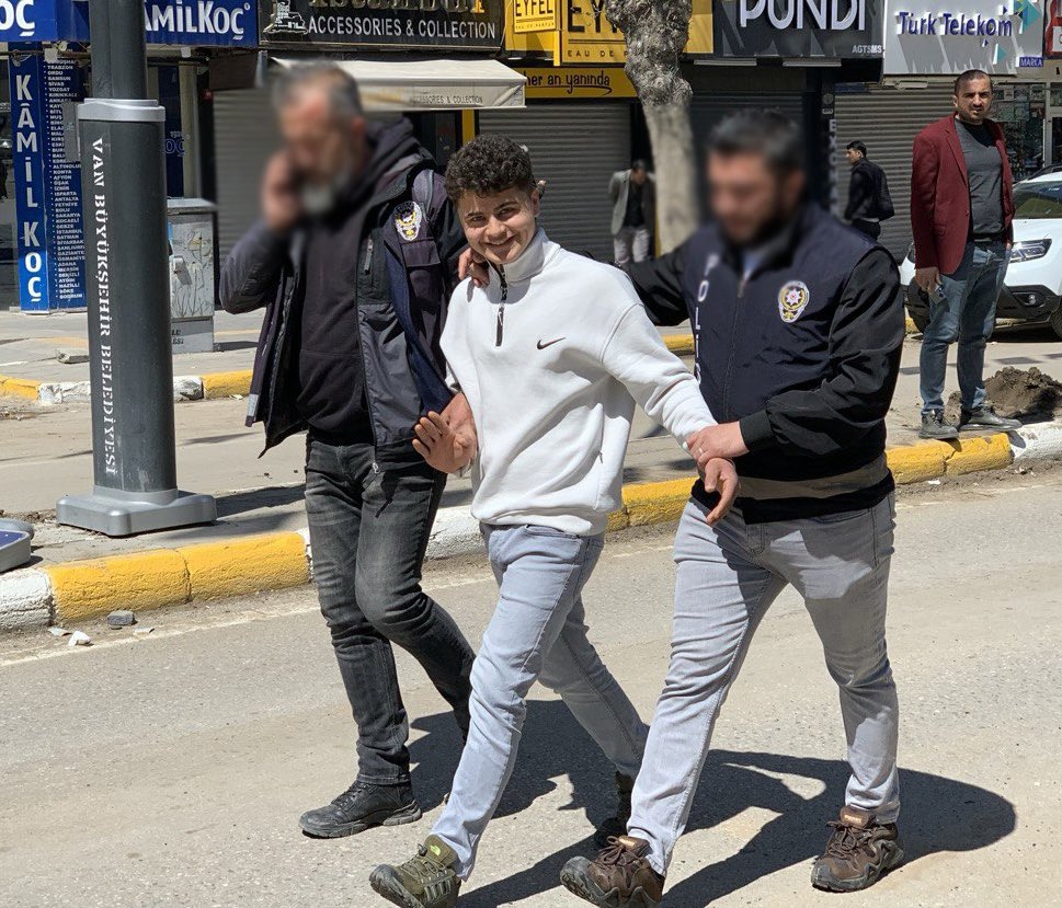 Van’da Göz altına alınan bir genç Kürt Halkı'nın Haklı davasından aldığı güçle gülümsüyor. Haklıyız, Kazanacağız mesajı✌️ #VandaDarbeVar