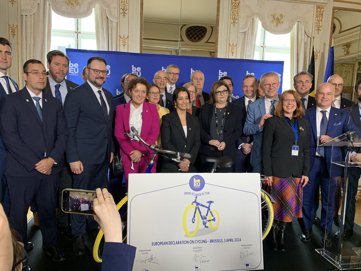 Proud day for everyone who rides a bike in Europe. EU transport ministers and the Commission & Parliament sign the European Cycling Declaration. Ride happy today! #cycling @EuCyclistsFed @Cycling_Ind_EU