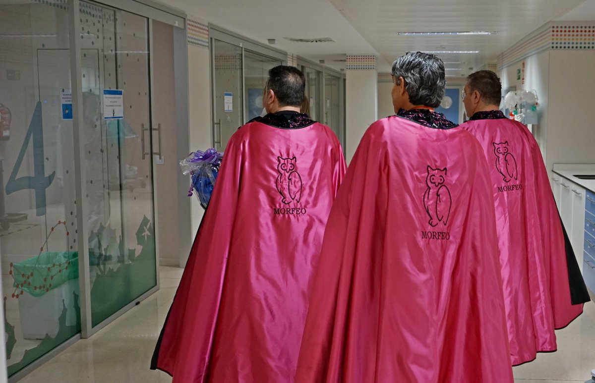 AreaUnoArrixaca's tweet photo. 🐟🧸El grupo sardinero Morfeo viene al Hospital Infantil Arrixaca a repartir alegría.

Así, los niños hospitalizados van a disfrutar en primera fila del reparto de juguetes.

Gracias @MorfeoSardinero ‼️ https://t.co/FXLmb2h7Hc