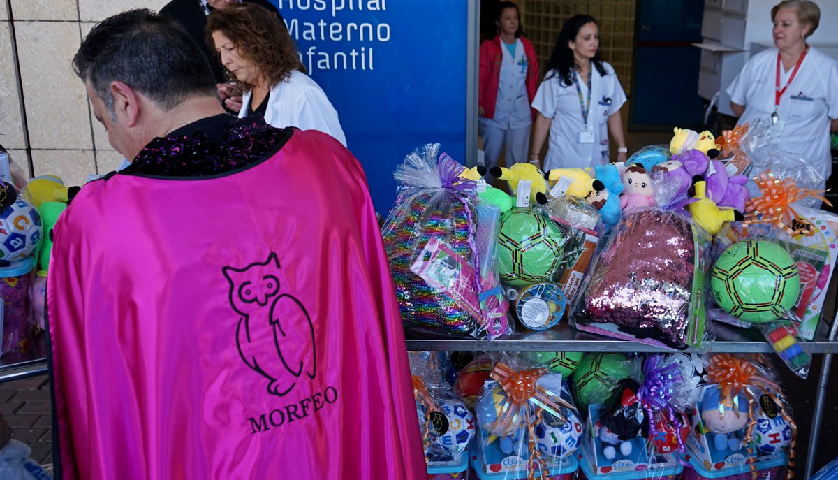 AreaUnoArrixaca's tweet photo. 🐟🧸El grupo sardinero Morfeo viene al Hospital Infantil Arrixaca a repartir alegría.

Así, los niños hospitalizados van a disfrutar en primera fila del reparto de juguetes.

Gracias @MorfeoSardinero ‼️ https://t.co/FXLmb2h7Hc