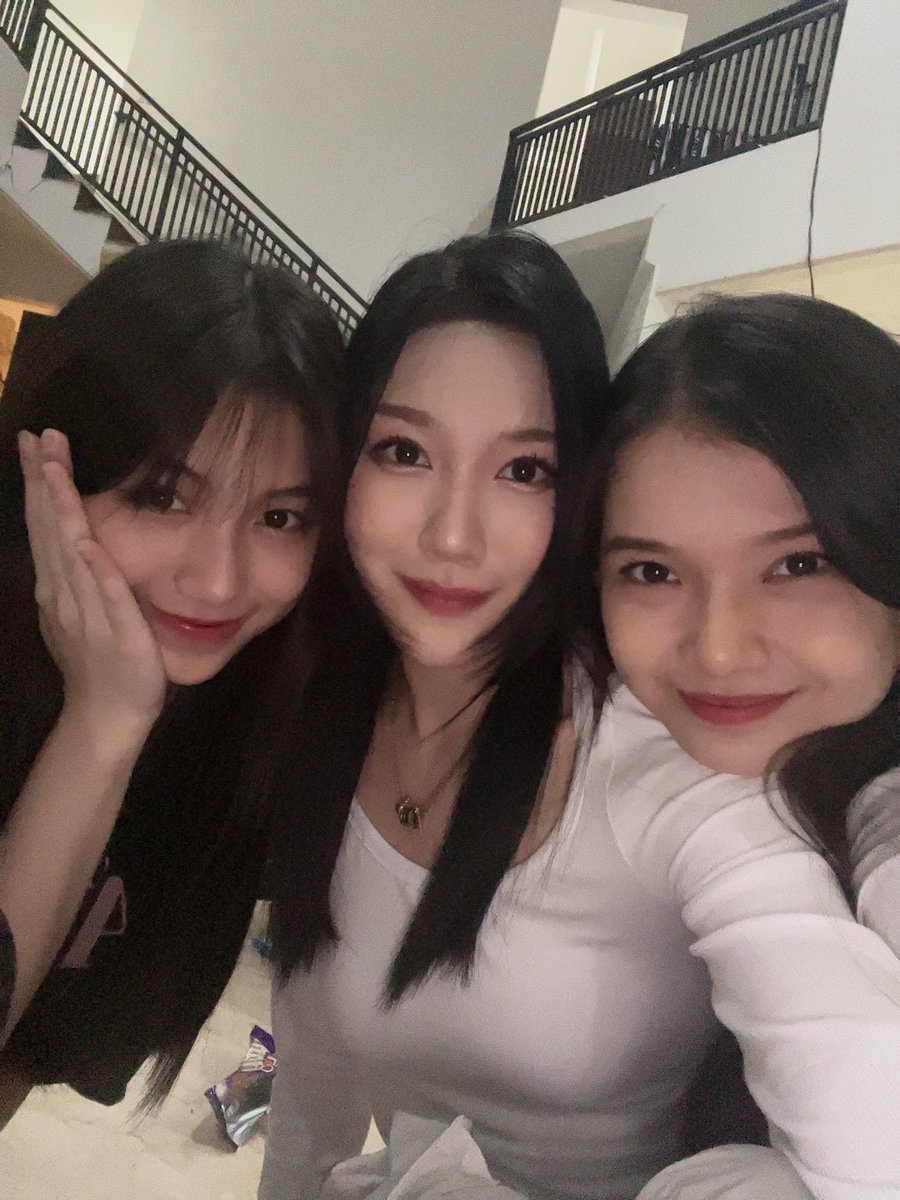 L_MarshaJKT48's tweet photo. Selamat berbuka❤️ 
#family https://t.co/wJsISaO953