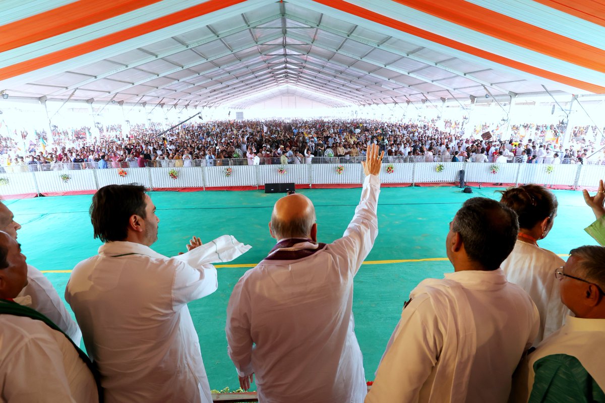 AmitShah's tweet photo. मोदी सरकार ने बीते 10 वर्षों में अपनी नीतियों के केंद्र में गरीबों व किसानों को रखा है। गन्ना किसानों को समय पर भुगतान हो या आधुनिक हाइवे का निर्माण, बिजली की उपलब्धता व मजबूत कानून व्यवस्था, भाजपा सरकार ने हर क्षेत्र में कीर्तिमान स्थापित किये हैं। उत्तर प्रदेश की जनता प्रदेश की सभी सीटें भाजपा को देकर इस विकास यात्रा को आगे बढ़ाने के लिए संकल्पित है।