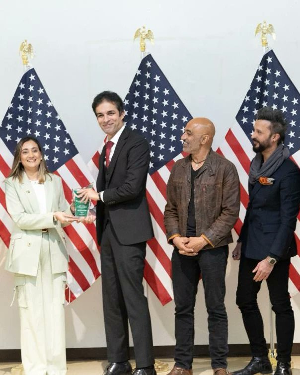 TheUMROAYYAR's tweet photo. VR Chili Production Receives prestigious Pride of Pakistan Award at Council of Pakistan Iftar Event in California, USA for "Umro Ayyar - A New Beginning.
#umroayyar #umroayyaranewbeginning #vrchiliproduction https://t.co/qNtoh3U0y4