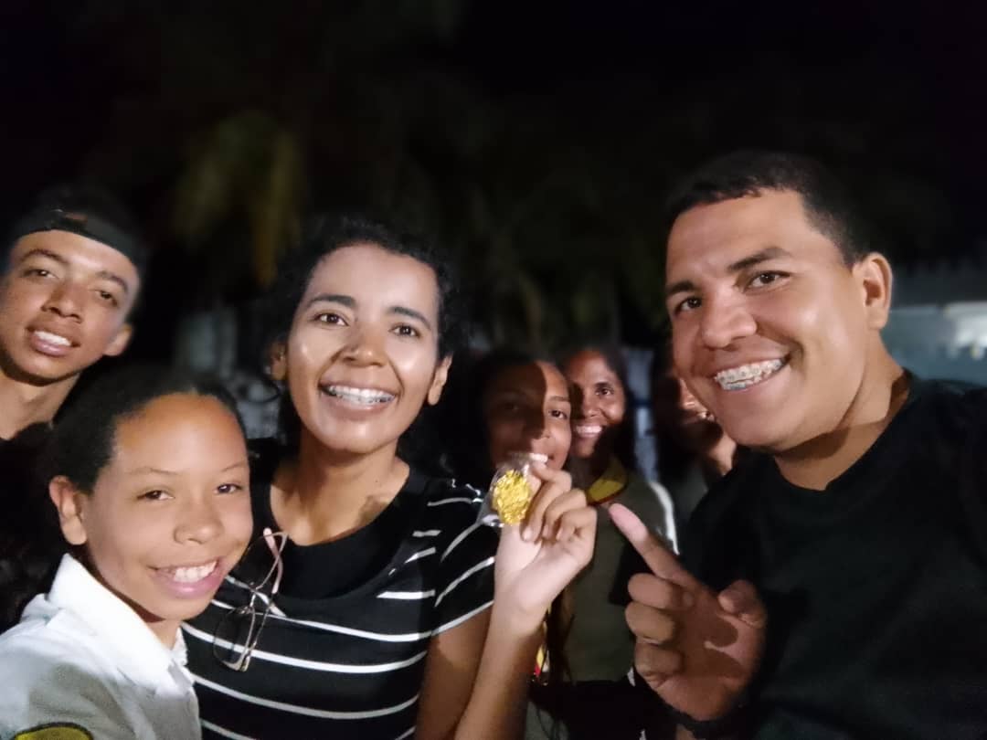 *DANIELA LORETO 1er LUGAR LIBRO PATRIARCAS Y PROFETAS*
En el pasado Camporee International UVO-24; Daniela Loreto del Club Shalom de la Iglesia de Vicario IV, el 1er Lugar en el evento Bíblico "Libro Patriarcas y Profetas"; recibiendo Pin de Oro por su destacada participación.