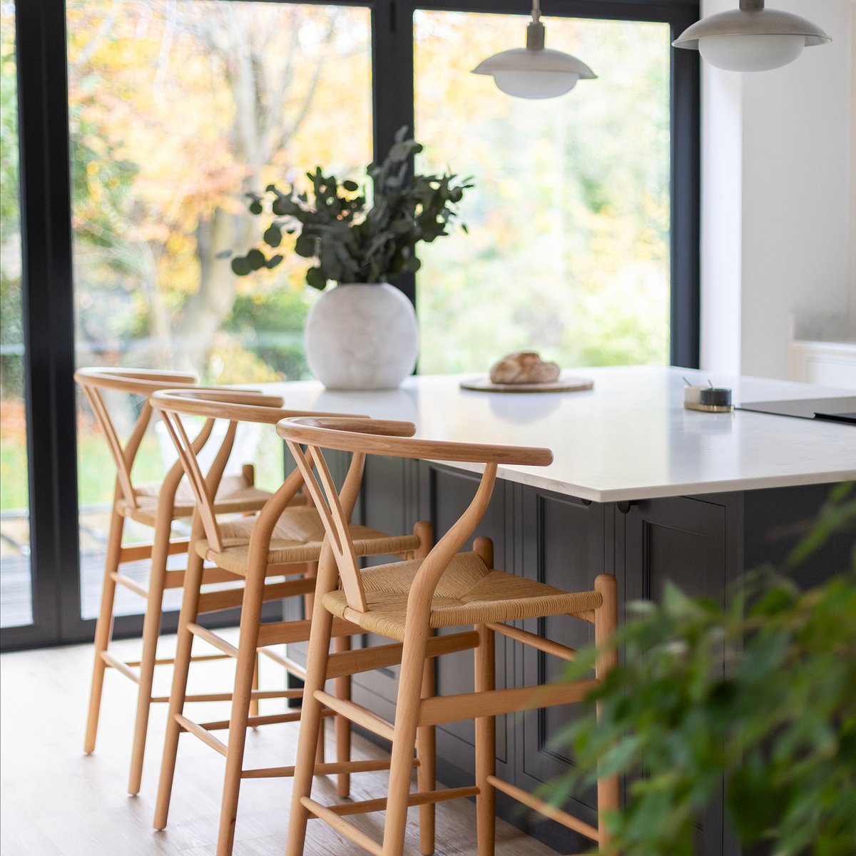 Marble-effect CRL Quartz Verona is popular for those wanting to add a touch of warmth and character to their kitchen. With brown veins floating throughout, the softer, elegant finish to this surface will bring a pleasing and aesthetic feel to any space. @haus_lifestyle . #quartz