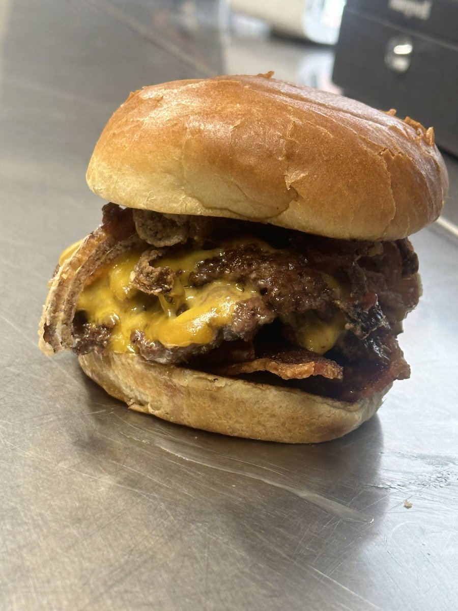 You voted & we listened!
So we’re going to try our hand at #smashburgers for a little while, see how it goes!
So get to #DeweySquare on @HelloGreenway today, 1130-2p!
🤘♠️🤘
Hail & Grill!
#eatlocal #foodporn #burgers #pubgrub #bostonfoodtrucks #foodie #foodgasm #burgerporn