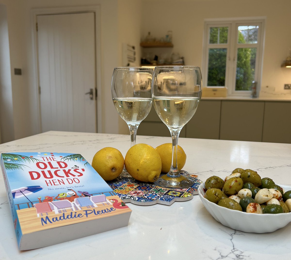 Let’s recreate a holiday escape ✈️☀️ When the UK is meant to be in springtime…but it’s miserable…let’s build a Mediterranean scene and just imagine we are away having a marvellous time with the Old Ducks’ instead 🧡 (Link in my bio) @BoldwoodBooks #oldducks #escape