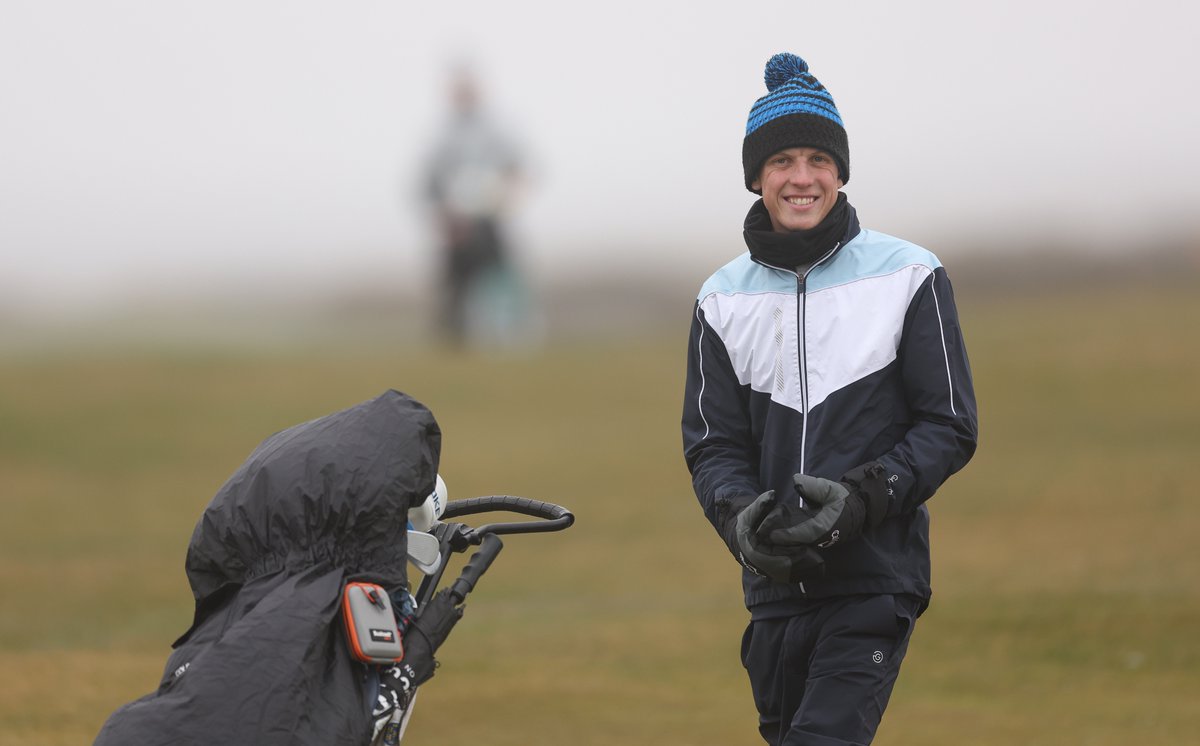 It’s been an eventful morning on the Old Course ⛳️ The final group are off and you can follow the final day scoring here 👉 bit.ly/STSFinalLiveSc…