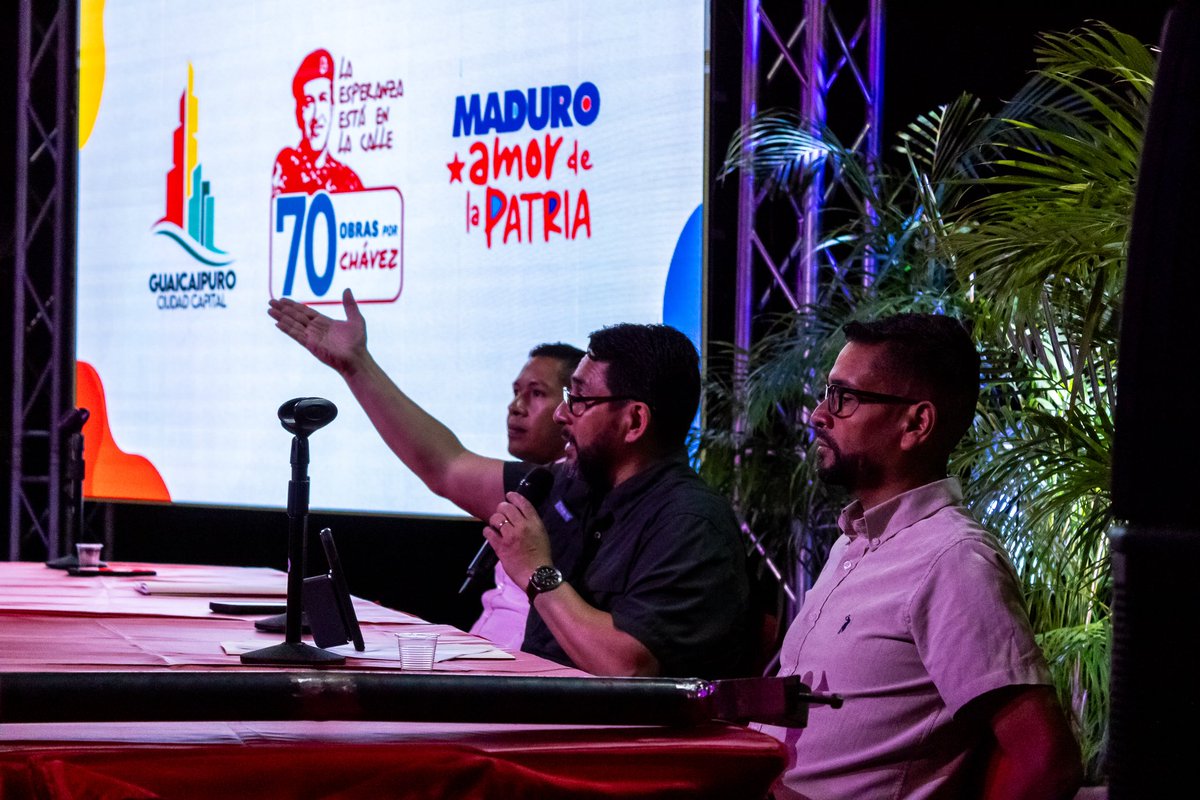 Nuestros jefes y jefas de calle conocieron a detalle lo que estaremos haciendo en las comunidades como parte de #MiComunidad100 Iluminada, en una gran asamblea realizada ayer. Esto es poder popular y su importancia en revolución de la mano de nuestro presidente @NicolasMaduro