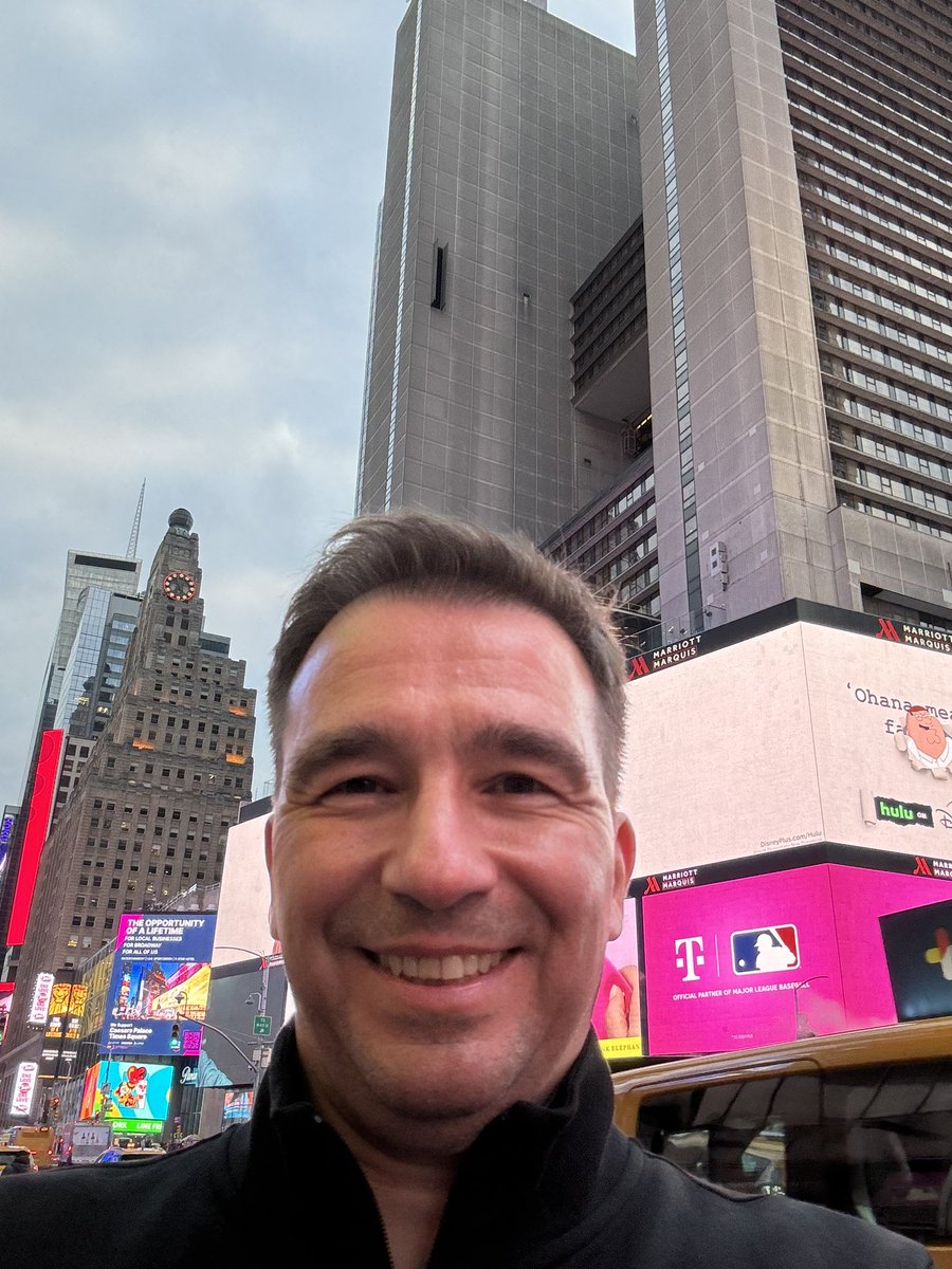 B Ξ R T tweet media