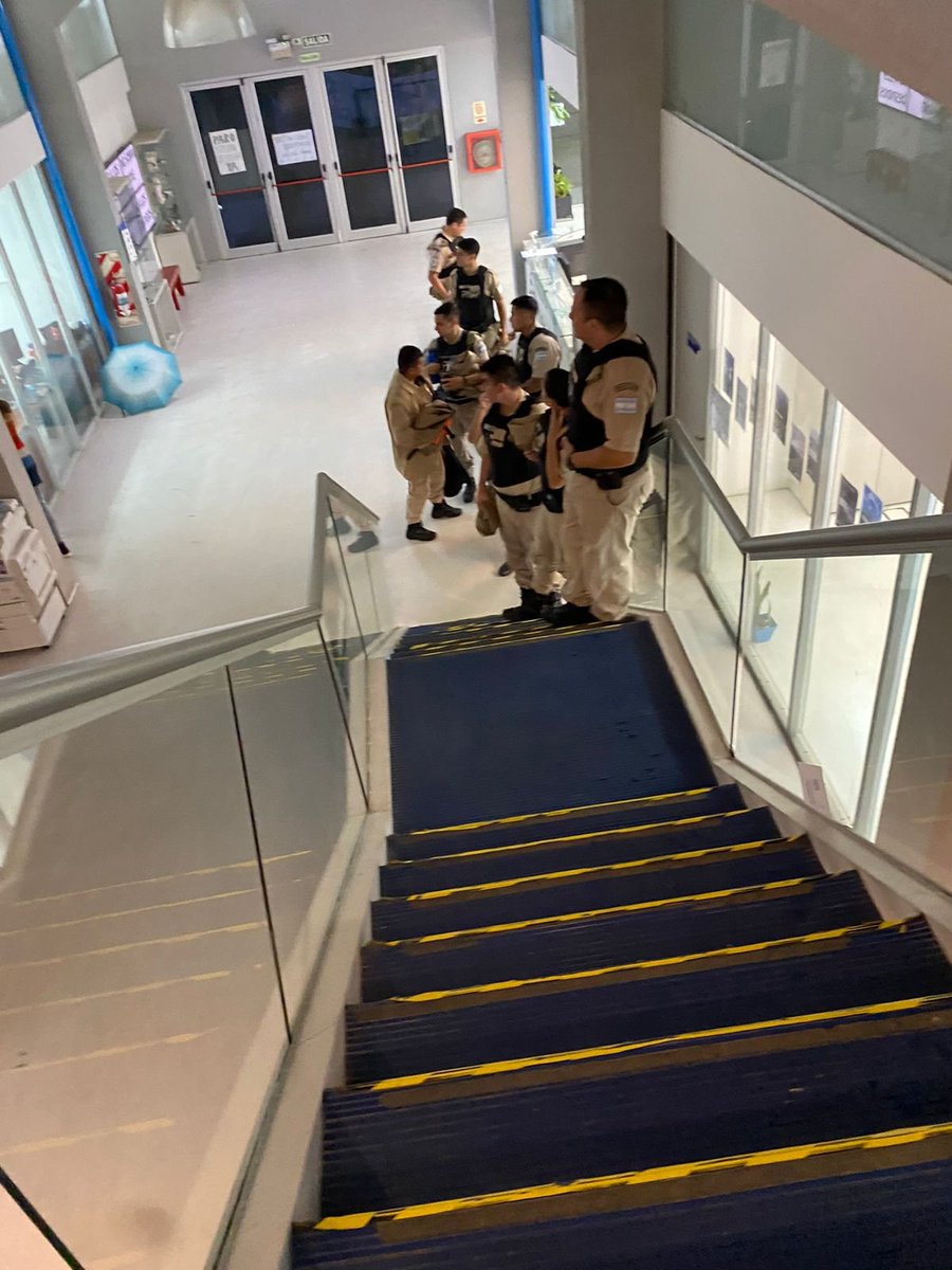 arilijalad's tweet photo. Militarizaron edificios públicos para que no puedan ingresar los trabajadores

Imágenes del ministerio de Educación, Servicio Meteorológico Nacional, ex ministerio de Trabajo y secretaría de Agricultura y Pesca

#HabraConsecuencias https://t.co/0CB01AKbSo