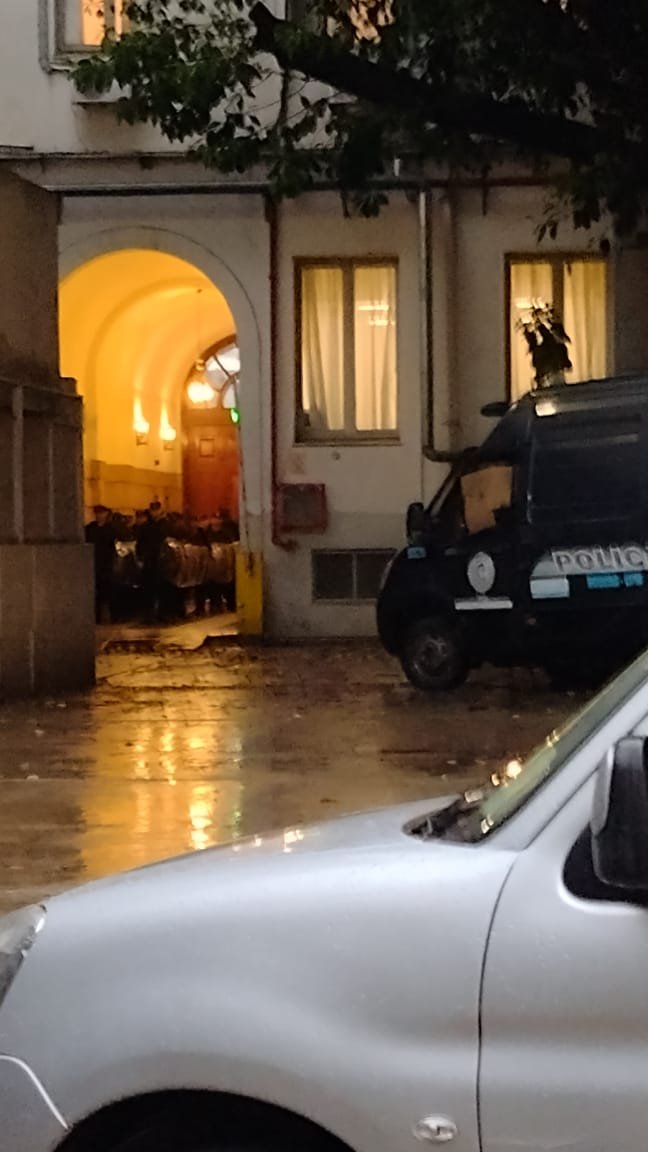 arilijalad's tweet photo. Militarizaron edificios públicos para que no puedan ingresar los trabajadores

Imágenes del ministerio de Educación, Servicio Meteorológico Nacional, ex ministerio de Trabajo y secretaría de Agricultura y Pesca

#HabraConsecuencias https://t.co/0CB01AKbSo