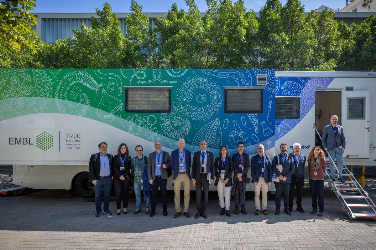 During its stop in Barcelona, @IBE_Barcelona joined the #TREC, a scientific expedition led by @embl, aiming to understand coastal ecosystems' responses 🌍 to environmental challenges across Europe. 🧵 📷 Kinga Lubowiecka/EMBL ➡️ ibe.upf-csic.es/home/-/asset_p…