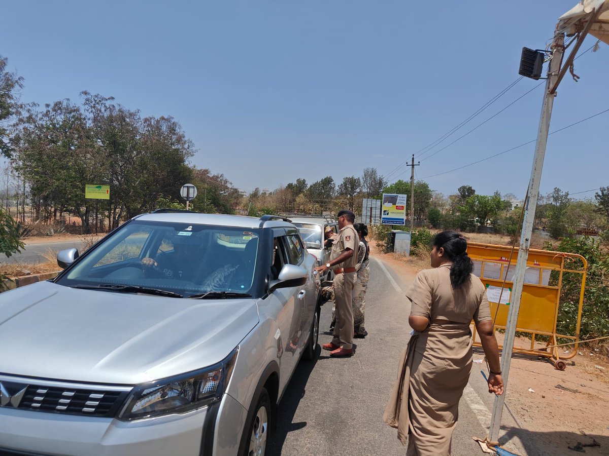 mysurucitycorp's tweet photo. ಮಾನ್ಯ ಆಯುಕ್ತರಾದ ಶ್ರೀಮತಿ ಡಾ. ಮಧು ಎನ್.ಎನ್ ರವರು ಬಿಇಎಂಎಲ್ ಇಂಡಸ್ಟ್ರಿಯಲ್ ಏರಿಯಾ ರಸ್ತೆ ಚೆಕ್ ಪೋಸ್ಟ್ ಸ್ಥಳಕ್ಕೆ ಭೇಟಿ ನೀಡಿ ಪರಿಶೀಲನೆ ನಡೆಸಿದರು ಹಾಗೂ ಶ್ರೀಮತಿ ಸಿಂಧು ಕೆ ಜೆ, ಉಪ ಆಯುಕ್ತರು (ಅಭಿವೃದ್ಧಿ) ಹಾಗೂ ಇತರರು ಹಾಜರಿದ್ದರು.
#Elections2024
#LokasabhaElection2024
#IVoteForSure
#checkpostinspection https://t.co/grkiXlATBg