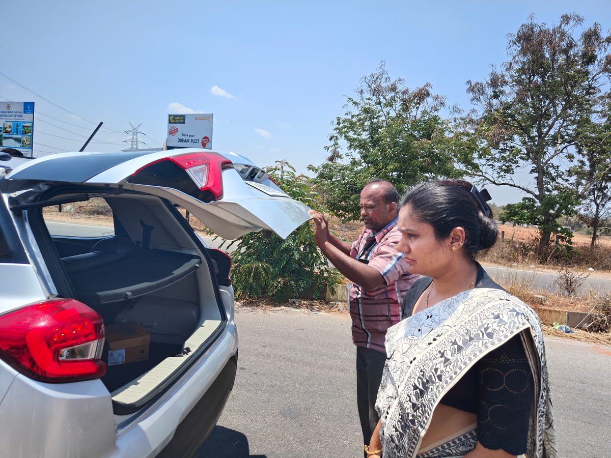 mysurucitycorp's tweet photo. ಮಾನ್ಯ ಆಯುಕ್ತರಾದ ಶ್ರೀಮತಿ ಡಾ. ಮಧು ಎನ್.ಎನ್ ರವರು ಬಿಇಎಂಎಲ್ ಇಂಡಸ್ಟ್ರಿಯಲ್ ಏರಿಯಾ ರಸ್ತೆ ಚೆಕ್ ಪೋಸ್ಟ್ ಸ್ಥಳಕ್ಕೆ ಭೇಟಿ ನೀಡಿ ಪರಿಶೀಲನೆ ನಡೆಸಿದರು ಹಾಗೂ ಶ್ರೀಮತಿ ಸಿಂಧು ಕೆ ಜೆ, ಉಪ ಆಯುಕ್ತರು (ಅಭಿವೃದ್ಧಿ) ಹಾಗೂ ಇತರರು ಹಾಜರಿದ್ದರು.
#Elections2024
#LokasabhaElection2024
#IVoteForSure
#checkpostinspection https://t.co/grkiXlATBg