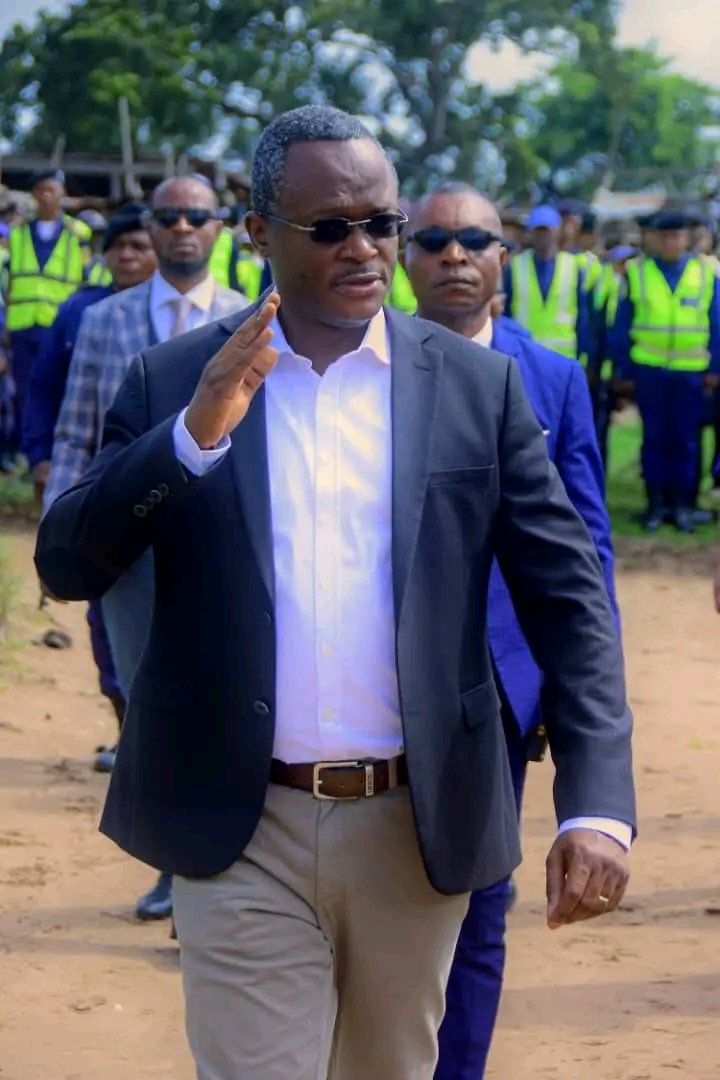 MuenguG's tweet photo. @JohnKabeya22 , l'homme de parole. Mais un Conseil gratuit à nos chers agents de sécurité <<policiers>> qui travaillent d'arrache-pied pour la sécurité de la province en général et de la ville en particulier.
 *N'ALLEZ PAS VENDRE CETTE TENUE LÀ* comme toujours @pncongolaise https://t.co/YeSV2sDOui