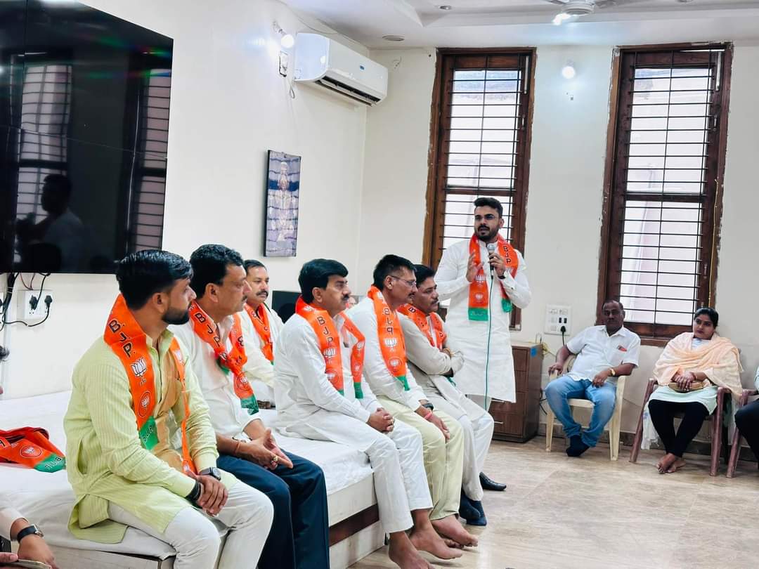 BHARGAVABHISHEK's tweet photo. आज निवास पर #दमोह #लोकसभाचुनाव2024  से संबंधित महत्वपूर्ण बैठक में अपने विचार रखे । https://t.co/D4tHx3woxK