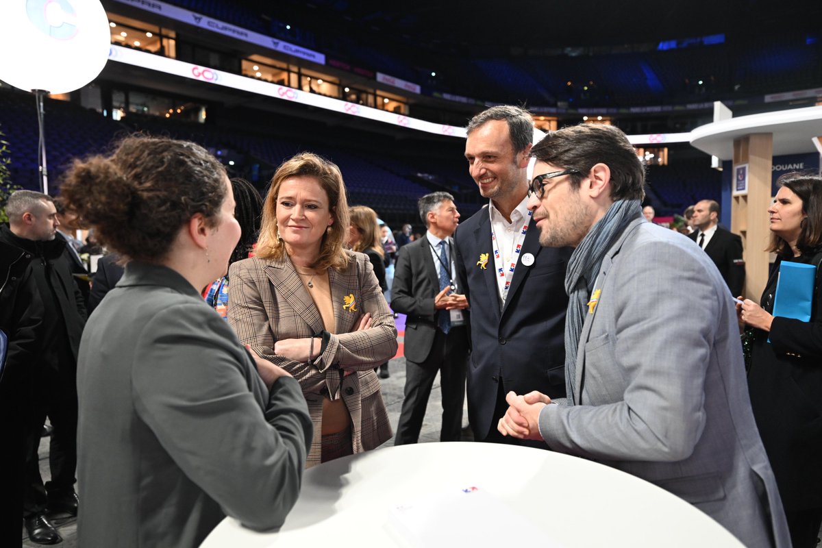 oliviagregoire's tweet photo. Près de 4 millions d’entrepreneurs en France font la force de notre économie.

Au salon @GoEntrepreneurs nous avons pu échanger sur la loi simplification, les délais de paiement et une transmission des entreprises plus fluide. L’objectif ? faciliter leur travail au quotidien. https://t.co/X43VGXCAWa