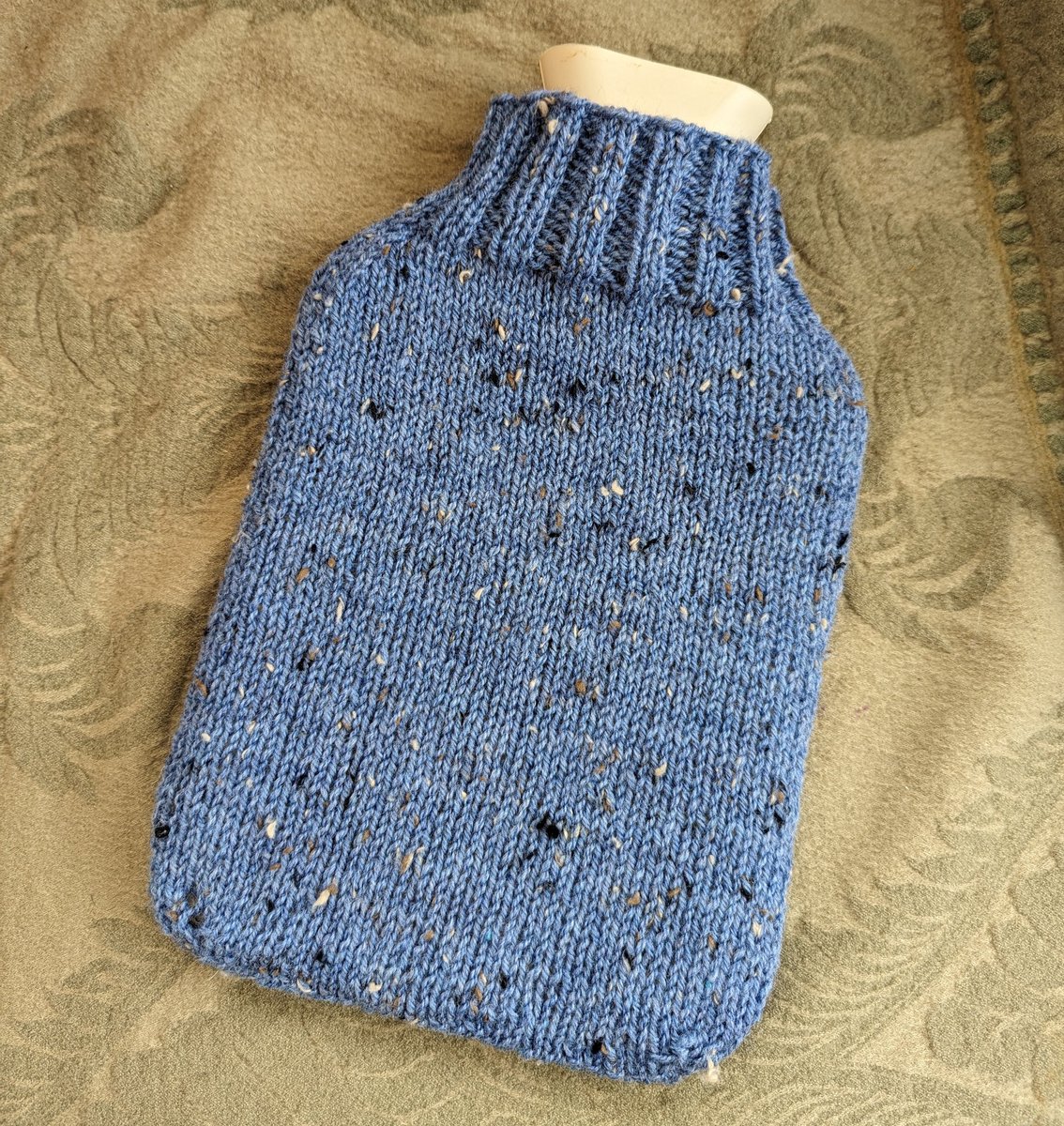 This weekend's knitting - a hot water bottle cover for my mum. Thanks for the free knitting pattern @juanamac ! 🧶💙😊 theknitguru.com/2022/10/28/bas… #crafts #knitting #knits #knittinglove❤️