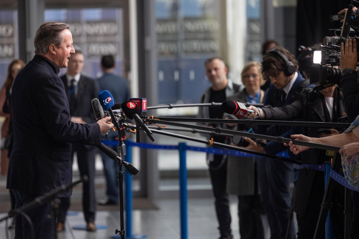 'NATO is strong and it's getting stronger. The most important thing we can do to ensure this Alliance continues to grow and strengthen is to ensure that we all spend over 2% of our GDP on defence.' 🇬🇧 Foreign Secretary @David_Cameron speaks to the press at #NATO Headquarters