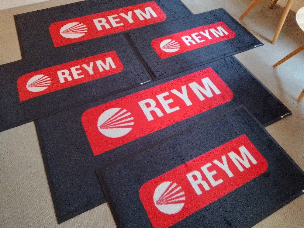 In de industriële dienstverlening en afvalverwerking zijn schone vloeren ook belangrijk.  Voor verschillende vestigingen van onze trouwe klant <a href="/Reym/">reym</a> zijn er weer logomatten in de nieuwe kleur geleverd. 
#duurzaam #logomat #facilitair #logo #vloeren

wix.to/SU0Detk