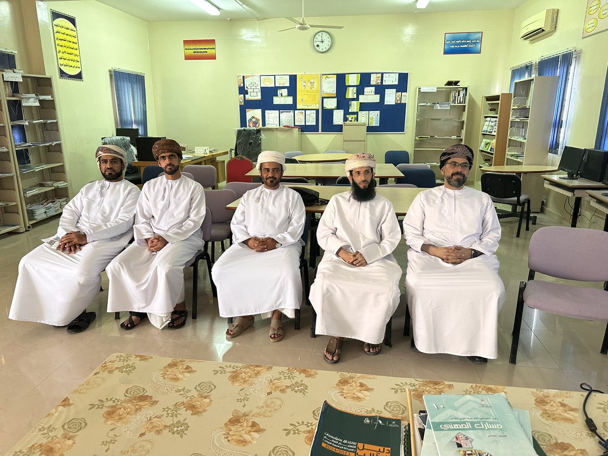 ضمن خطة الانماء المهني لمادة الرياضيات 
قدم الاستاذ ناصر المرزوقي مشغل بعنوان التقويم الذاتي
كما قدم الاستاذ عبدالله الشحي مشغل بعنوان استراتيجية الدقيقة الواحدة
#فعاليات_تعليمية_شمال_الباطنة 
#تعلم_مستدام