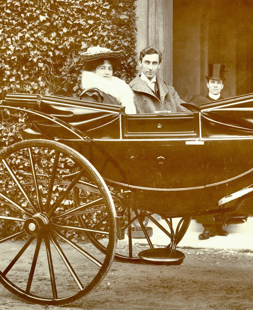 OTD 1902 Victor, 2nd Earl of Lytton, married Pamela Plowden at St Margaret’s Church, Westminster. Here they are seen arriving at #Knebworthhouse for their honeymoon afterwards #Lytton #Bulwer #marriage @KnebworthHouse