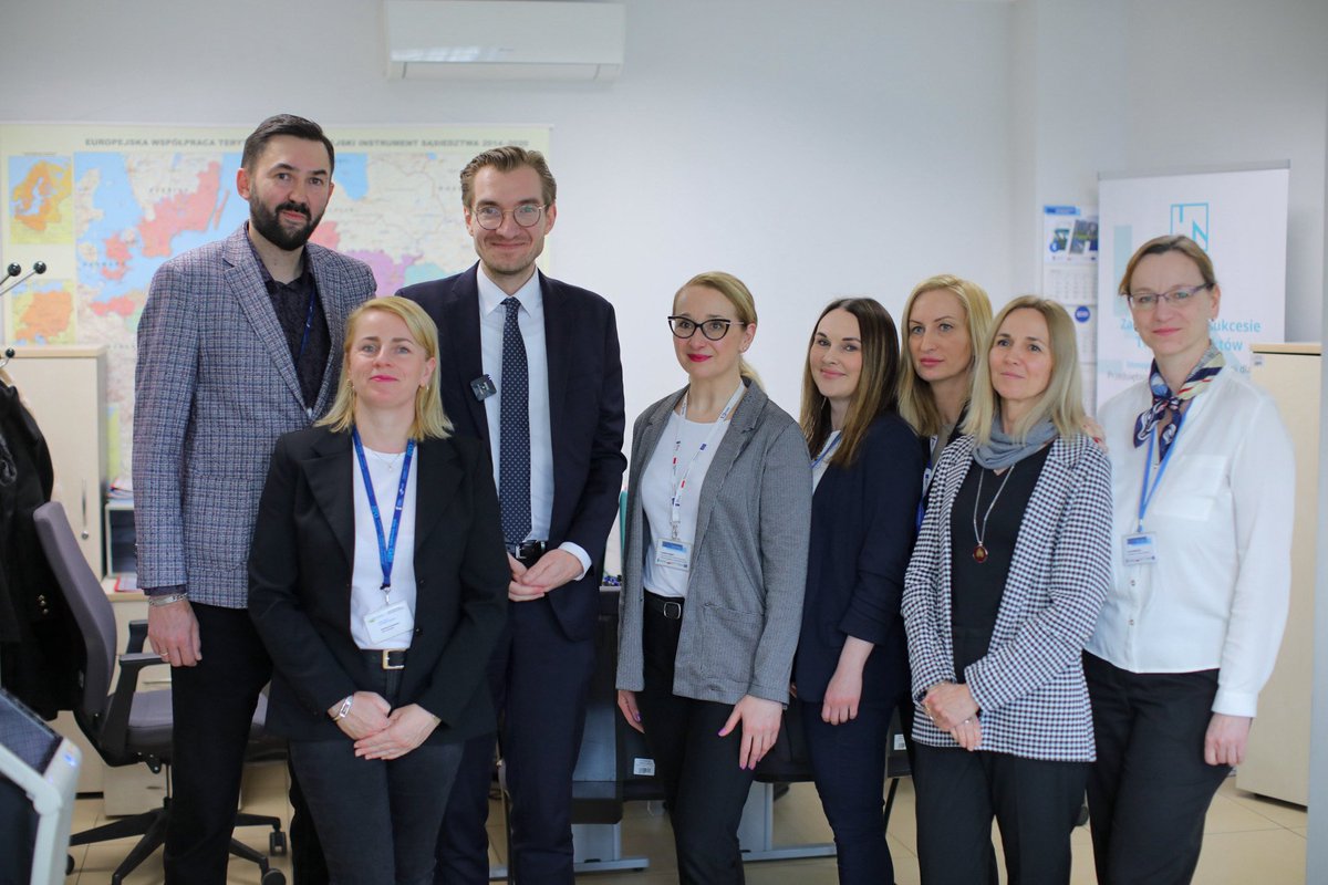 MFIPR_GOV_PL's tweet photo. Podczas wizyty w woj. lubuskim wiceminister @szyszkoj odwiedził również #PIFE🇪🇺 w #ZielonaGóra.
✅ Spotkał się tam z ekspertami, którzy na co dzień informują potencjalnych beneficjentów o możliwościach korzystania z #FunduszeEuropejskie. https://t.co/VkIFUjMYyw