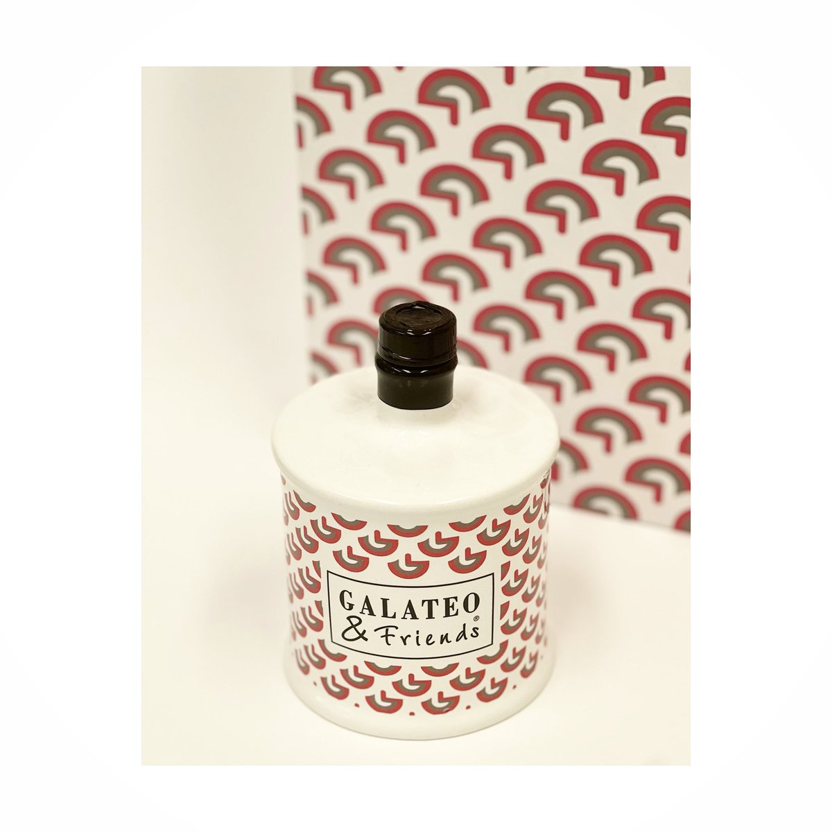 Our new ceramic extra virgin olive oil bottle has arrived @galateofriends ❤️ handcrafted made in Italy #availablesoon #galateoandfriends #galateoatavola #ceramica #fattoamano #extravirginoliveoil #newentry🔝
