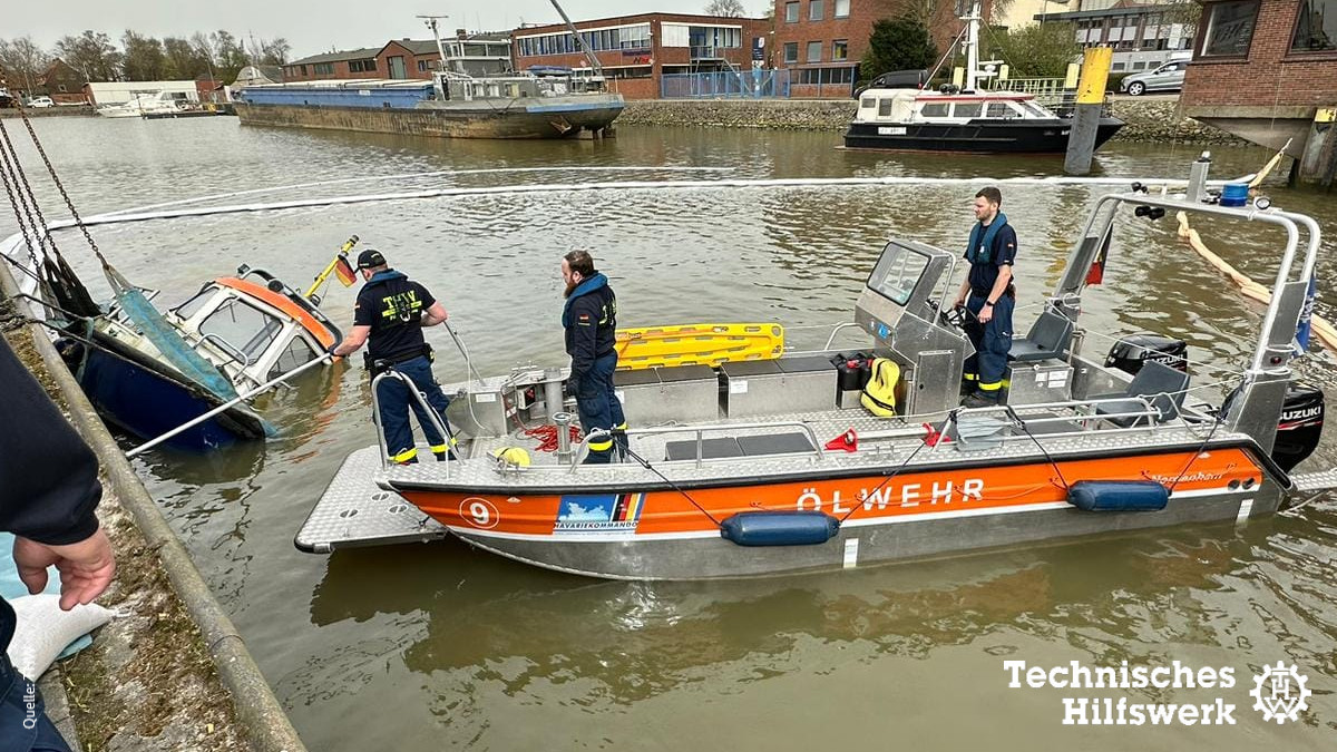 #THW im Ostereinsatz: In einem Binnenhafen im niedersächsischen #Brake war am Samstag ein Arbeitsboot gesunken: Öl und Diesel liefen daraufhin ins Wasser. THW-Helferinnen und -Helfer halfen bei der Beseitigung der Kraftstoffe und unterstützten die Bergung des Bootes.