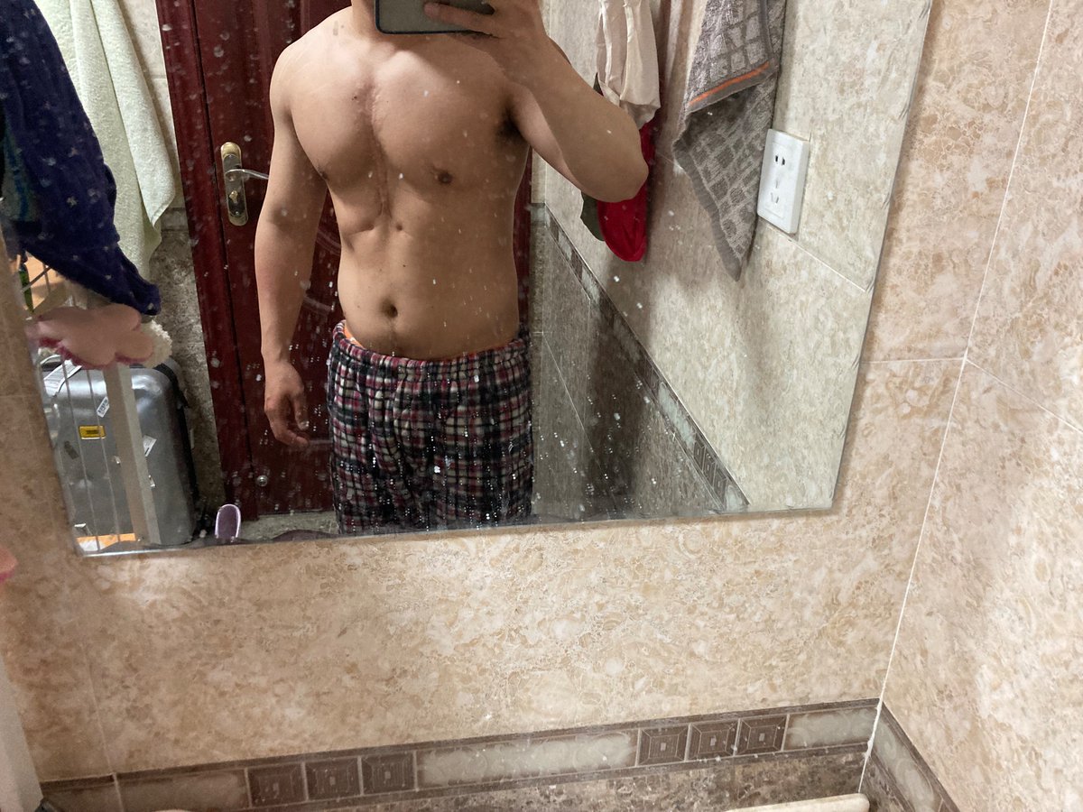 没有强壮的身体，怎么支撑淫荡的灵魂！推友们，假期快乐